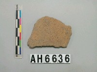 藏品(灰褐色夾砂陶片)的圖片